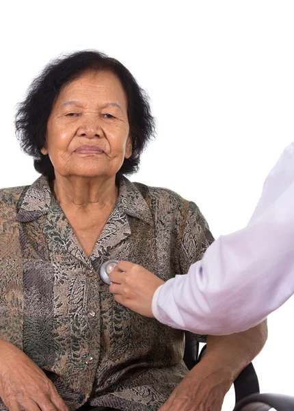 Médecin à l'écoute du cœur du patient âgé — Photo