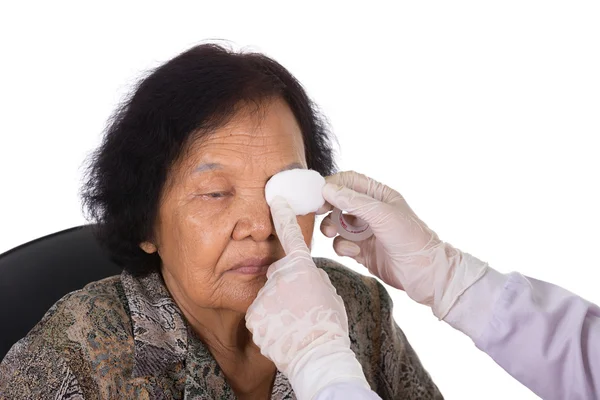 Dokter perban mata pasien — Stok Foto