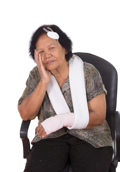 Senior woman with head and hand injury — Stock Photo, Image