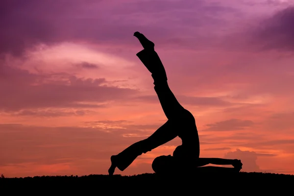 Silhouette einer schönen Yoga-Frau — Stockfoto