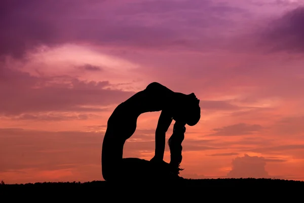 Silhuetten av en vacker yoga kvinna — Stockfoto