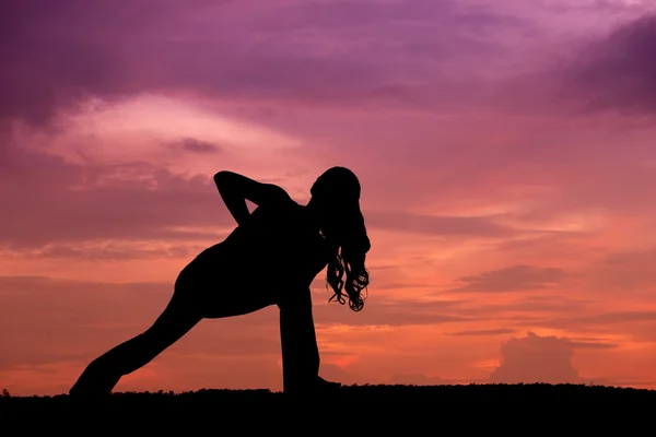 Silhuetten av en vacker yoga kvinna — Stockfoto