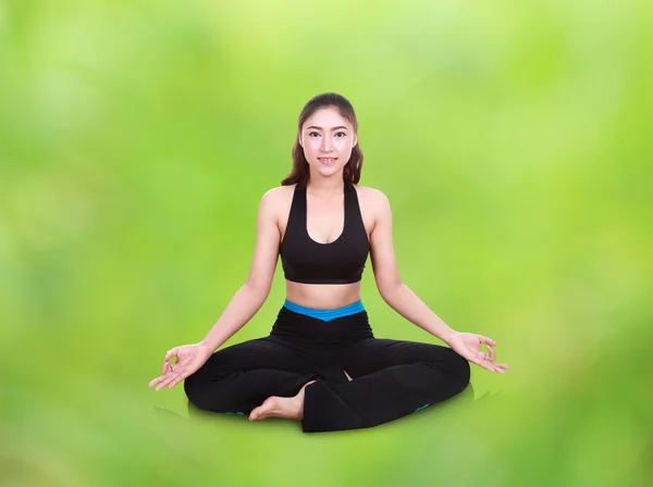 Mulher fazendo exercício de ioga com fundo borrão natural — Fotografia de Stock