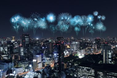 Tokyo cityscape üzerinde kutluyor havai fişek