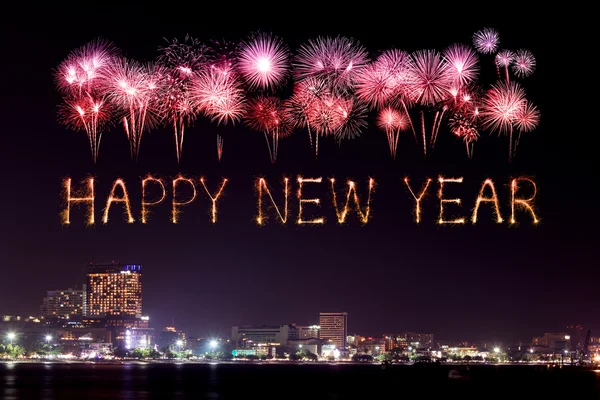 Frohes neues Jahr Feuerwerk feiert über dem Strand von Pattaya — Stockfoto