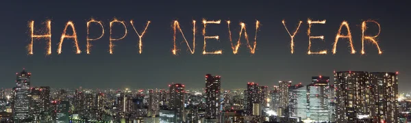 Новогодний фейерверк празднуют над Токио — стоковое фото