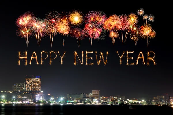 Frohes neues Jahr Feuerwerk feiert über dem Strand von Pattaya — Stockfoto