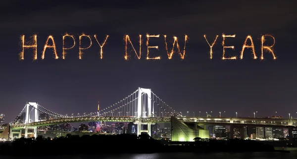 Felice anno nuovo fuochi d'artificio che festeggiano su Tokyo Rainbow Bridge a — Foto Stock