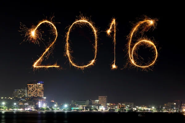 2016 glückliches Silvesterfeuerwerk über dem Strand von Pattaya — Stockfoto