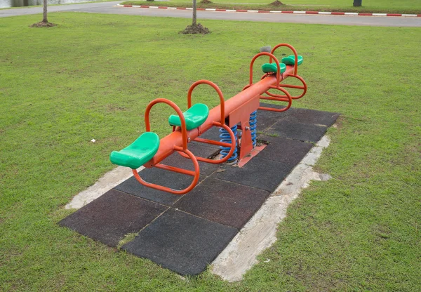 Seesaw op een kinderspeelplaats — Stockfoto