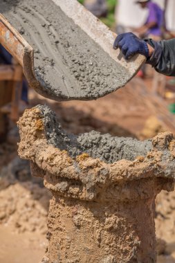 Çelik direkleri ile dökme çimento