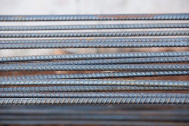 Betonu güçlendirmek için kullanılan çelik çubuklar veya çubuklar