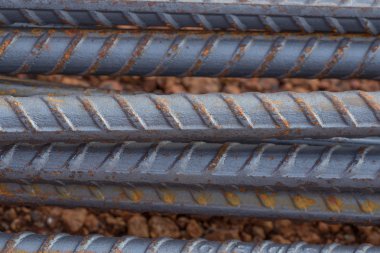 Betonu güçlendirmek için kullanılan çelik çubuklar veya çubuklar