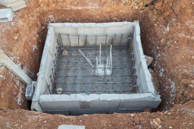 İnşaat site bina kutbunda delik hazırlamak
