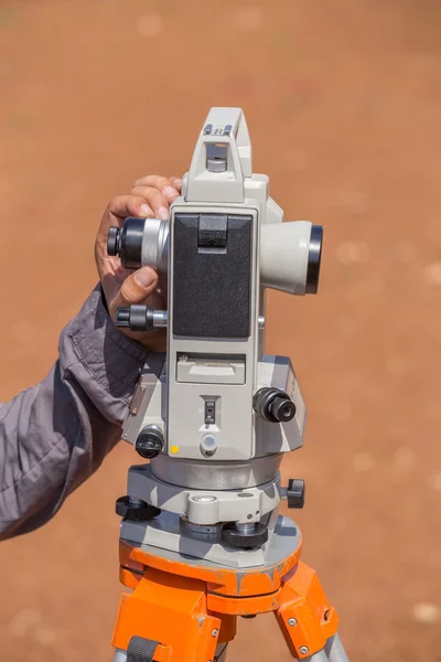 Mão de engenheiro use tacheômetro ou teodolite para linha de pesquisa c — Fotografia de Stock