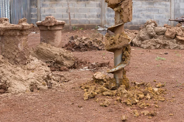 Mesin konstruksi untuk mengebor lubang di tanah — Stok Foto