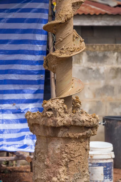 Строительная машина для бурения скважин в грунте — стоковое фото