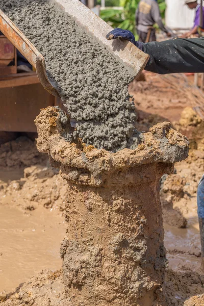 Verser du ciment avec des poteaux en acier — Photo