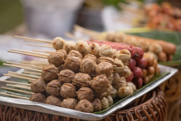 De gegrilde worst en vlees bal in Thaise stijl — Stockfoto