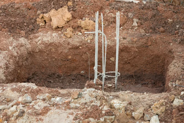 Trou de poteau dans le bâtiment du chantier de construction préparer — Photo