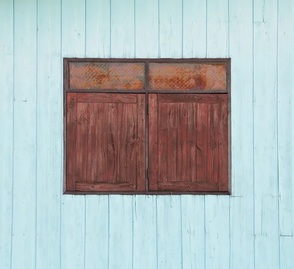 Vieille fenêtre en bois sur mur en bois bleu — Photo