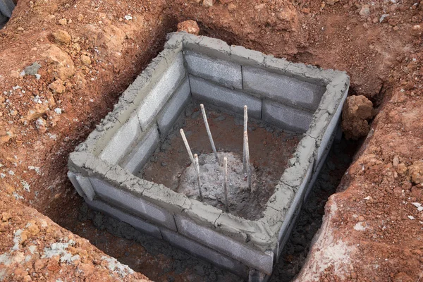 Hoyo del poste en la construcción de construcción preparación del edificio — Foto de Stock