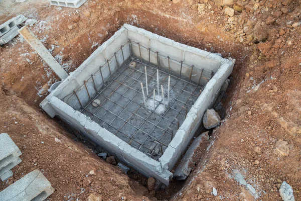 Trou de poteau dans le bâtiment du chantier de construction préparer — Photo