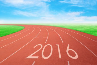 2016 kırmızı yarış yeşil çim ve mavi gökyüzü ile izlemek