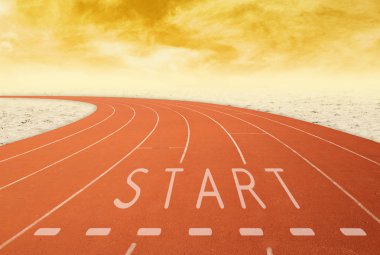 çöl sunse, başlama işareti ile boş açık koşu parkuru