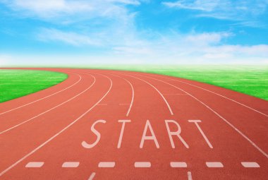 işareti başlaması ile birlikte boş açık yarış pisti