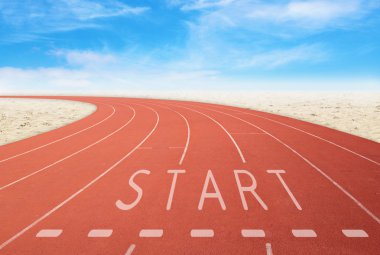 Çöl ve gökyüzü backgr başlama işareti ile açık koşu parkuru