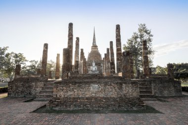 Sukhothai tarihi park antik Budist tapınağı kalıntıları