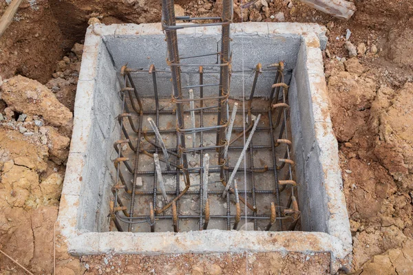 Trou de poteau dans le bâtiment du chantier de construction préparer — Photo