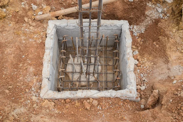 Trou de poteau dans le bâtiment du chantier de construction préparer — Photo