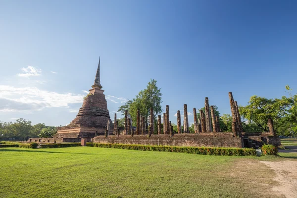 Antiche rovine del tempio buddista nel parco storico di Sukhothai — Foto Stock