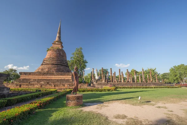 Ruiny starożytnej świątyni buddyjskiej w park historyczny Sukhothai — Zdjęcie stockowe
