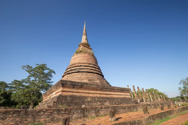 Ruiny starożytnej świątyni buddyjskiej w park historyczny Sukhothai — Zdjęcie stockowe