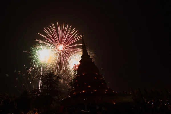 Feuerwerk beim Krathong-Festival im Sukhothai History Park — Stockfoto