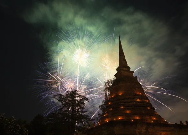 Fireworks in Loy Krathong festival at Sukhothai History Park — Stock Photo, Image