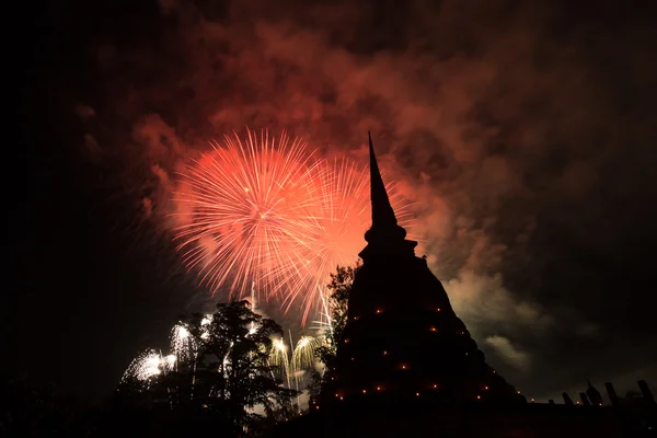 Ohňostroj v Loy Krathong festival v Sukhothai historie parku — Stock fotografie