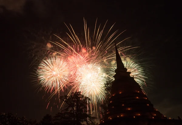 Fogos de artifício no festival Loy Krathong no Parque Histórico de Sukhothai — Fotografia de Stock