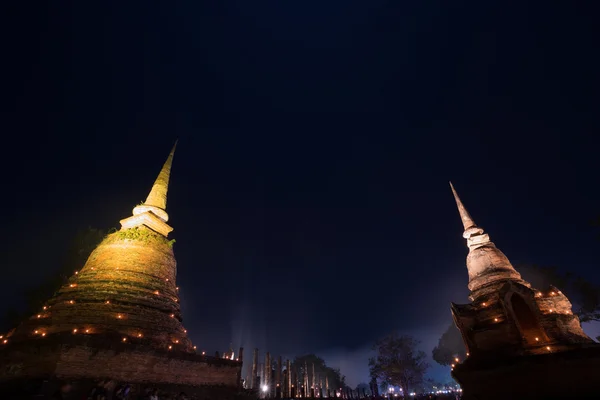 Forntida buddhistiska tempel ruiner på natten i Sukhothai historiska p — Stockfoto