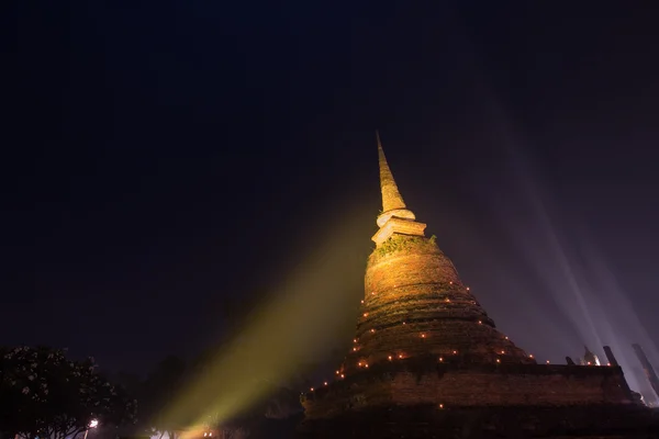 古代の仏教寺院遺跡スコータイ歴史 p の夜 — ストック写真
