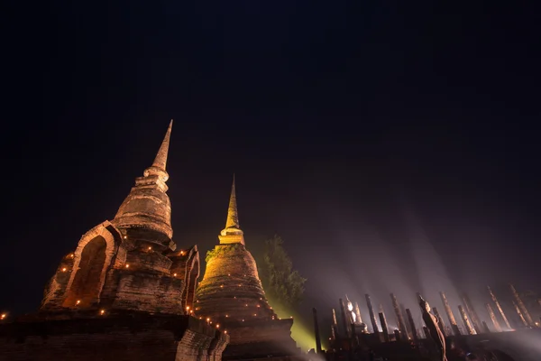 Ancient buddhist temple ruins at night in Sukhothai historical p — Stock Photo, Image