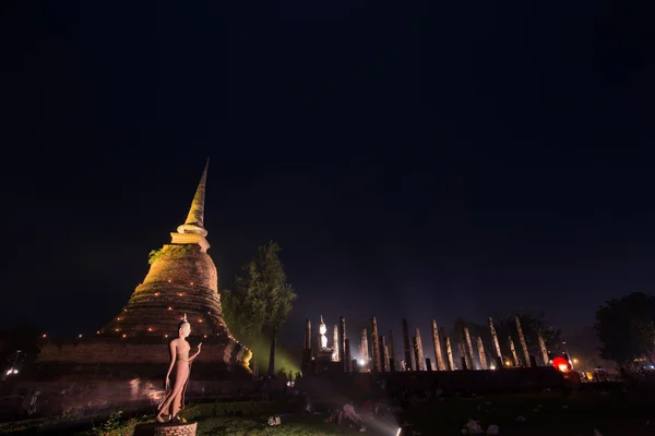 Ancient buddhist temple ruins at night in Sukhothai historical p — Stock Photo, Image