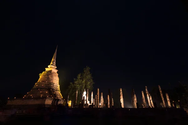 Ancient buddhist temple ruins at night in Sukhothai historical p — Stock Photo, Image