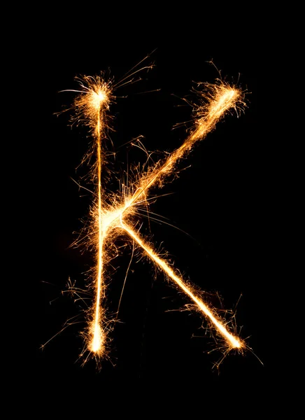 Feu d'artifice brillant alphabet K (lettres majuscules) la nuit — Photo