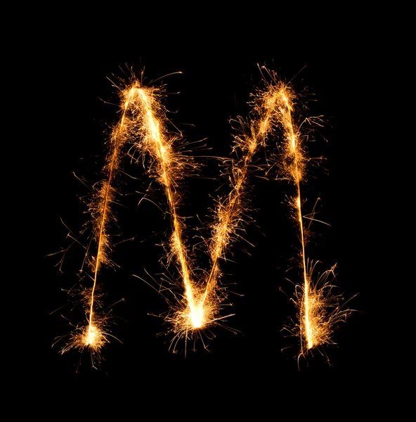 Feu d'artifice scintillant alphabet M (lettres majuscules) la nuit — Photo