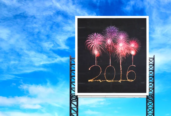 2016 frohes Silvesterfeuerwerk auf großer Schildertafel — Stockfoto