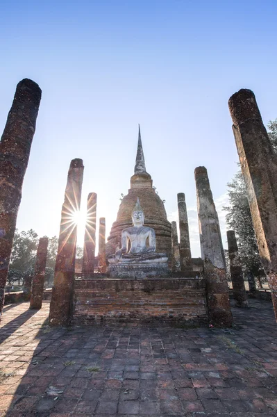 Ερείπια αρχαίας βουδιστικό ναό στο Sukhothai ιστορικό πάρκο — Φωτογραφία Αρχείου